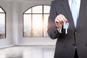 Imagem de homem segurando chave para vender casa mais rápido
